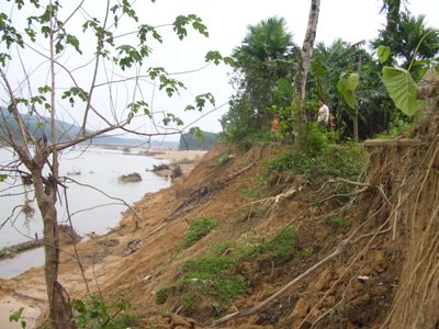 Hà bá “nuốt” làng sau lũ  - 3